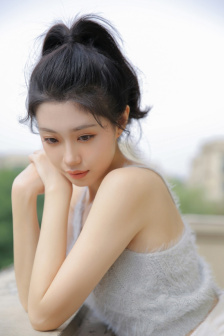 女孩子手脚绑起来用乳胶衣